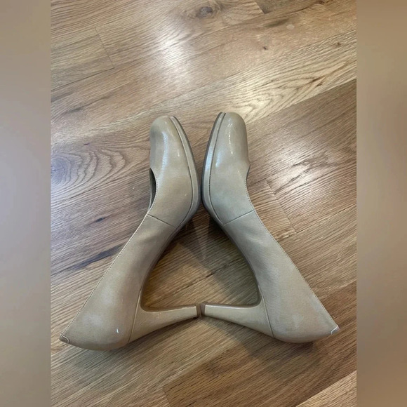 Naturalizer Lennox, Taupe Round Toe Patent Leather Pumps Size 9 - Picture 6 of 11